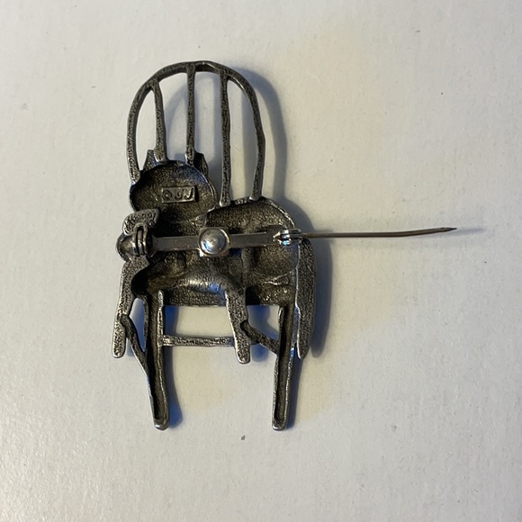 Vintage JJ Jonette Pewter Cat Brooch Smiling Cat Sitting on a Chair Silver Tone - Picture 3 of 6